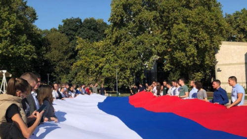 STUDENTI PROSLAVLJAJU DAN SRPSKOG JEDINSTVA Zastava od 25 metara u čast praznika! (FOTO/VIDEO)