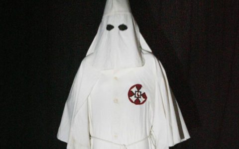 CRNKINJA SE PREDSTAVLJALA KAO ČLAN KKK- Žena optužena da se predstavljala kao bijela članica Ku Klux Klana kako bi prijetila komšijama
