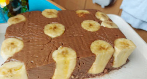 VRHUNSKI KREMASTI SLATKIŠ, GOTOV ZA 10 MINUTA Torta sa pudingom, orahom i bananama, raspametiće vas ukusom (VIDEO)
