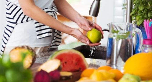 JEDAN OD UZROKA nadutosti: Hemikalije na površini voća su štetne po zdravlje, ovo je najbolji način da ih sperete
