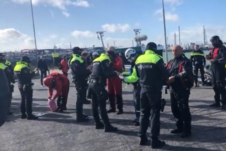 HOLANDSKA POLICIJA uhapsila grupu aktivista! (VIDEO)
