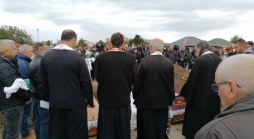 SNIMAK OD KOGA SE LEDI KRV U ŽILAMA Pogledajte šta je radio Goran Džonić na sahrani Đokića (VIDEO)