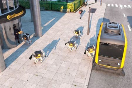 DOSTAVA NA NOVI NIVO: Armija pasa robota dostavlja pakete iz vozila bez vozača (FOTO/VIDEO)