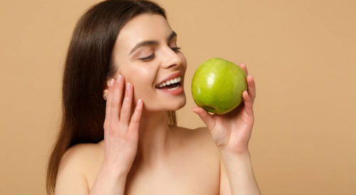 KORISTAN TRIK: Evo kako da prepolovite jabuku bez noža