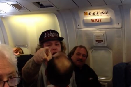 PUTNIK IZBAČEN iz aviona! Prijetio smrću! (VIDEO)