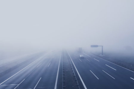 STANJE NA PUTEVIMA: Ceste klizave, magla smanjuje vidljivost u kotlinama