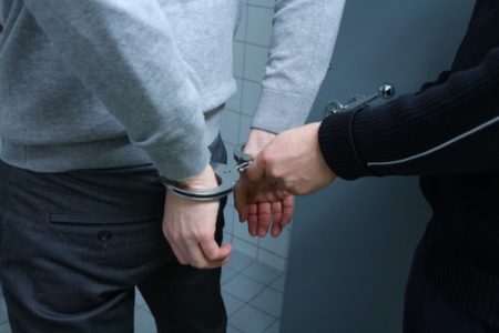 U BIJEGU OD POLICIJE BACILI PUŠKU I SEF SA NOVCEM: Uhapšena dva mladića iz Varaždina