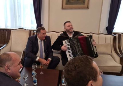 „KOMŠIĆ I JA SMO PILI RAKIJU U DŽAFEROVIĆEVOM KABINETU“ Dodik tvrdi da nije pijan i da mu je Bešlić rekao da dobro pjeva