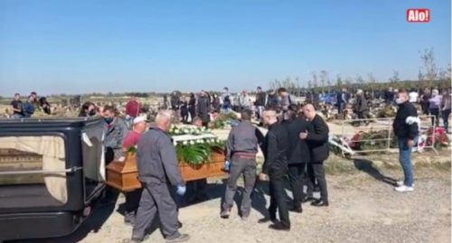 ČUDNA SCENA NA GROBLJU ZBEG Vladimir Marjanović sahranjen, a kada je povorka prolazila pokraj mjesta gdje počiva Jelena uslijedio je neočekivan potez porodice