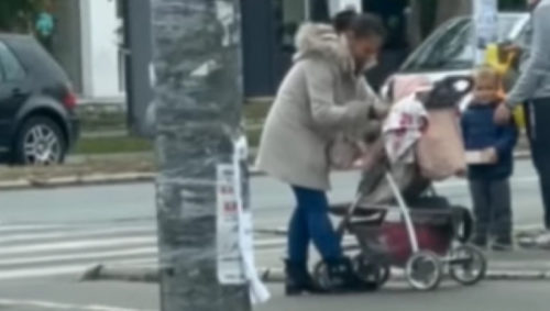 STRAVIČAN SNIMAK IZ NOVOG SADA Žena brutalno šamara bebu u kolicima, ljudi ne reaguju (VIDEO)