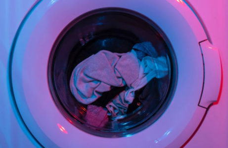 OVAJ TRIK SVAKA DOMAĆICA MORA DA ZNA: Stavite vlažnu maramicu u mašinu za pranje veša, efekat će vas oduševiti