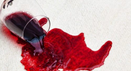 BRZA REAKCIJA JE NAJBITNIJA: Ovo su tri najlakša načina za čišćenje fleka od vina