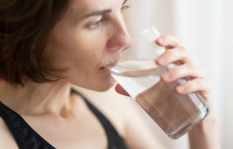 PREKOMJERNO KONZUMIRANJE TEČNOSTI ZNA PROIZVESTI KONTRAEFEKAT Simptomi koji pokazuju da imate previše vode u tijelu