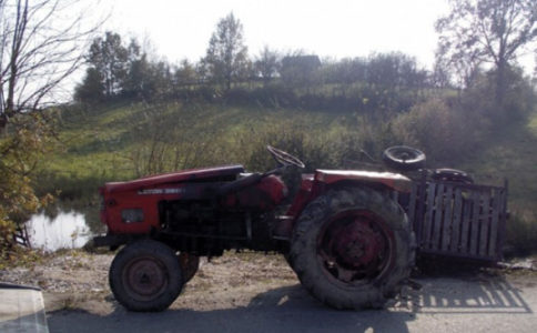 NEZGODA KOD BANJALUKE Muškarac teško povrijedio kuk i kičmu u prevrtanju traktorske prikolice
