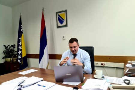 ODREĐENE MJERE ZABRANE Ministar Miloš Lučić pušten na slobodu