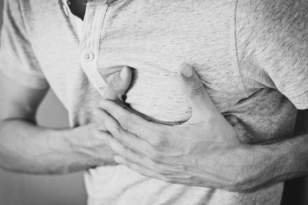 NE POTCJENJUJTE BOL U RAMENU I LEĐIMA Simptomi srčanog udara kod žena i muškaraca nisu isti