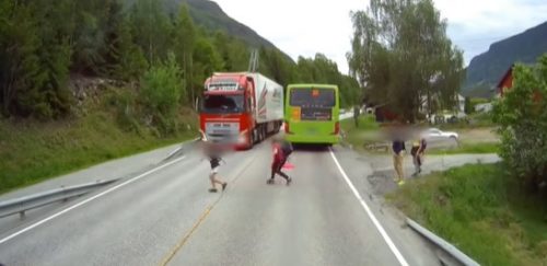BRZOM REAKCIJOM VOZAČA spašeni dječiji životi! Klinci izašli iz autobusa i pretrčavali magistralu… (VIDEO)