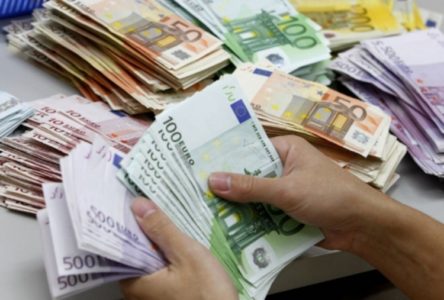 UPLAŠENI GRAĐANI PODIŽU UŠTEĐEVINU IZ BANKE: Skočila potražnja za evrom i frankom