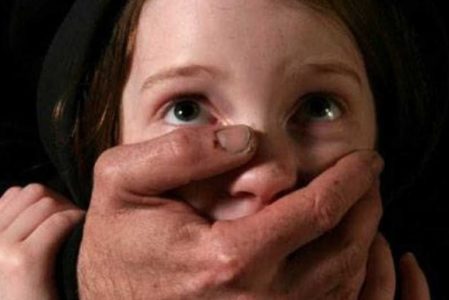 PEDOFIL UŽIVA U HRVATSKOJ Seksualno zlostavljao unuku (8), stavljao joj ruku u gaćice pa pobjegao iz Banjaluke