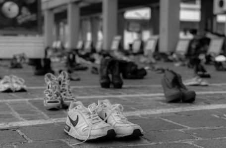 PERFORMANS SA STOTINAMA pari cipela na trgu u Podgorici