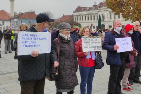 PROTEST U TUZLI: Bijeli hljeb političarima, kontejneri penzionerima!