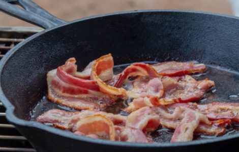 ISKORISTITE TRIK VRHUNSKIH KUHARA: Evo zašto se slanina preliva sa vodom!!! VIDEO
