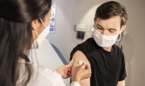 VAKCINIŠE SE SAMO KO BAŠ MORA U Republici Srpskoj propalo više od 870.000 vakcina za koronu