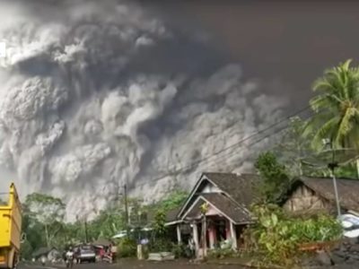 ZASTRAŠUJUĆI PRIZORI Vulkanska erupcija izazvala paniku u Istočnoj Јavi (VIDEO)