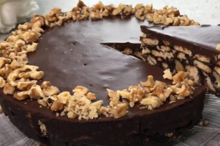RECEPT DANA: Čokoladni kolač sa keksom – nestaje u trenu, a rernu ne uključujete!