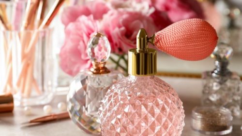 SAVJETI STRUČNJAKA Kako pravilno nanijeti parfem da biste mirisali čitav dan