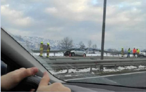 AUTOMOBILOM PROBIO ZAŠTITNU OGRADU na autoputu kod Sarajeva, povrijeđene dvije osobe! (FOTO)