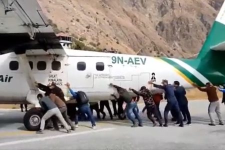 U NEPALU SVE IDE na guranje, pa i avion! (VIDEO)