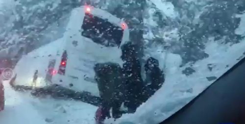 AUTOBUS PUN PUTNIKA sletio sa puta, kolaps zbog snijega