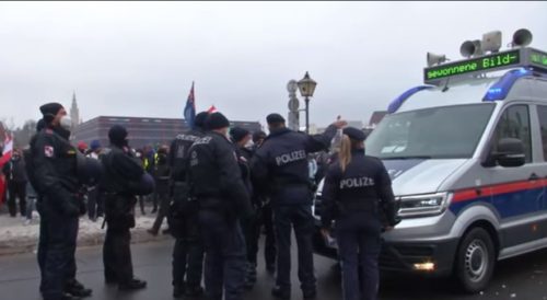 MASOVNI PROTEST PROTIV MJERA U BEČU! Demonstranti novinara GAĐALI grudvama snijega (VIDEO)