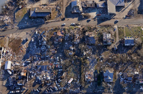 APOKALIPTIČNI PRIZORI IZ AMERIKE Spasioci pretražuju ruševine nakon tornada u SAD-u