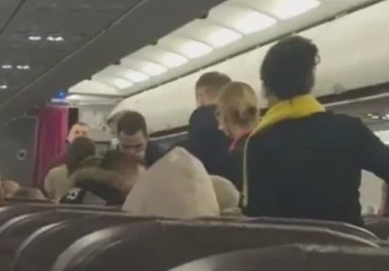 HAOS U AVIONU ZA TUZLU Muškarac pokušao da otvori vrata aviona (VIDEO)