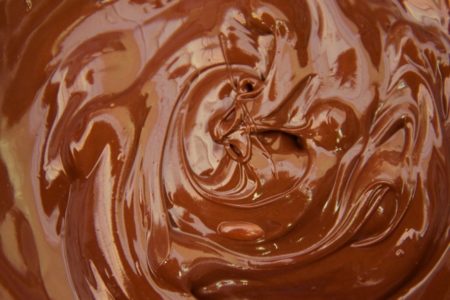 KOLAČI ĆE DOBITI NOVU DIMENZIJU! Najjednostavniji trik za topljenje čokolade (VIDEO)