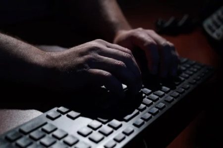 OSUĐEN BIVŠI RADNIK CIA-e ZBOG CURENJA PODATAKA Najveća sajber pljačka u istoriji američke tajne organizacije ostavila ih „otvorene“