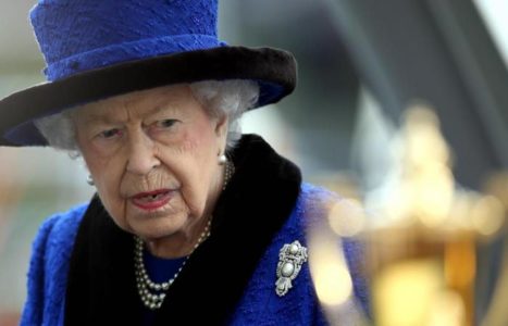 DA LI JE KRALJICA ELIZABETA II UMRLA? Voditelj britanske nacionalne televizije se pojavio u programu uživo sa crnom kravatom koja simboliše samo jedno (VIDEO)