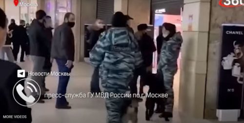 MUŠKARAC PRIJETIO BOMBOM IZAZVAO OPŠTU PANIKU U MOSKVI: Stampedo, ljudi bez jakni bježali napolje (VIDEO)