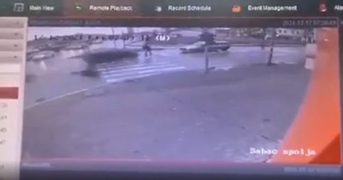 UZNEMIRUJUĆI SNIMAK! Automobil pod punim gasom u Šapcu kosi pješaka na prelazu (VIDEO)