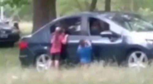 SKANDALOZNO PONAŠANJE ZAPALILO DRUŠTVENE MREŽE Izbacili djecu iz auta kako bi imali vrelu akciju (VIDEO)
