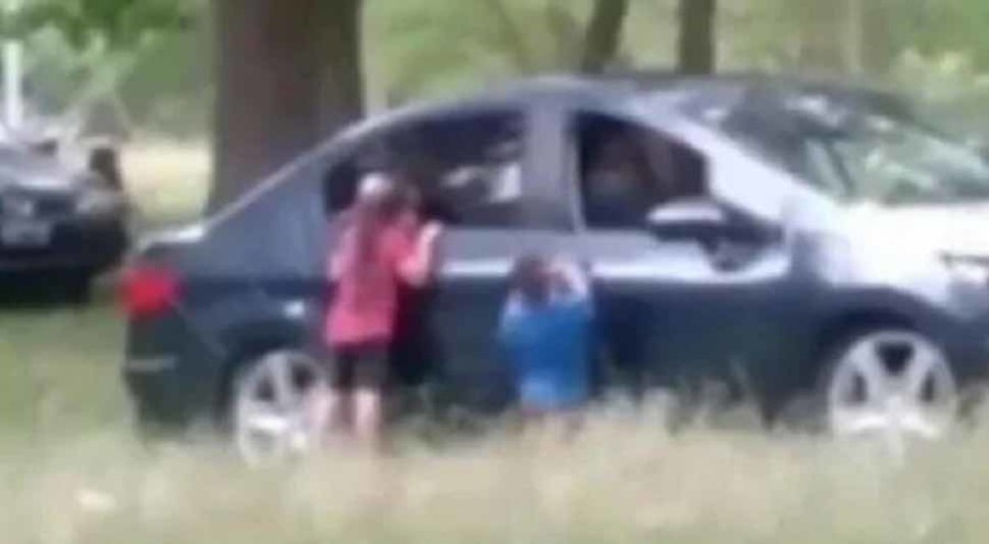 Argentina Buenos Ajres izbacili djecu iz vozila zbog seksa
