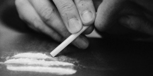 ŠOKANTNO OTKRIĆE SRPSKIH OBAVJEŠTAJNIH SLUŽBI: Poznati političar šmrkao kokain sa ZADNJICE starlete! BAHANALIJE na proslavi Nove godine