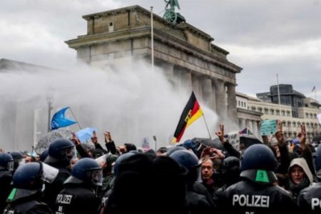 HAOS NA ULICAMA NJEMAČKE: Desetine hiljada ljudi na protestima, povrijeđeno 14 policajaca!