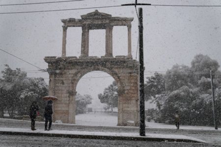 SNIJEG U GRČKOJ NAPRAVIO HAOS  Hladna i olujna noć, brojne oblasti bez struje (VIDEO)