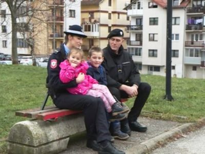 BOJA POLICIJSKE UNIFORME ZAŠTITNI ZNAK PORODICE BANDUKA Uz djecu uspješno završili policijsku akademiju