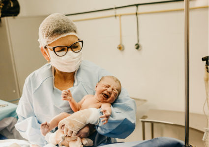 BIZARNO I ŠOKANTNO Prodala svoju tek rođenu bebu da bi platila operaciju nosa