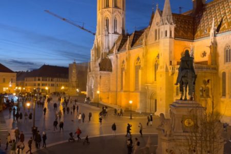 Budimpešta: Srušio se dio fasade sa zgrade ljudima na glavu