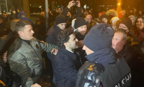 UZAVRELA ATMOSFERA U PODGORICI: Abazović pokušao da se obrati okupljenima, spriječen INCIDENT!